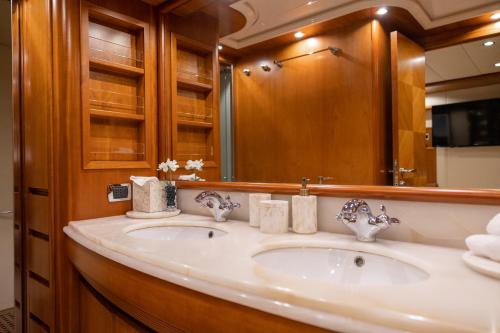 een badkamer met 2 wastafels en een grote spiegel bij EssoEss Boat - Five Star - Exclusive use in Palma de Mallorca