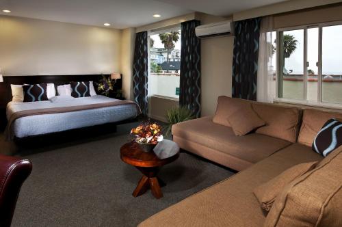 Giường trong phòng chung tại Aurora Hotel