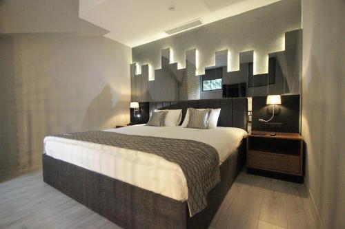 سرير أو أسرّة في غرفة في Alfa Suites & SPA