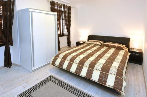 1 dormitorio con 1 cama y 2 mesitas de noche en Studio In, en Dubrovnik