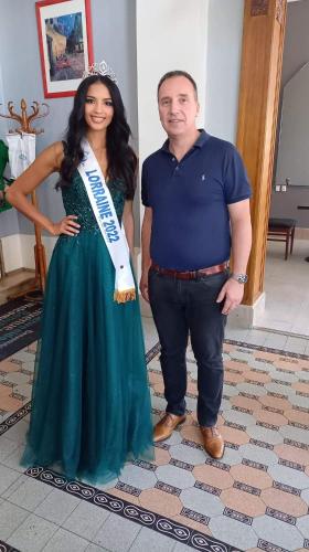 a man standing next to a woman in a green dress at Hotel De L'Europe in Toul
