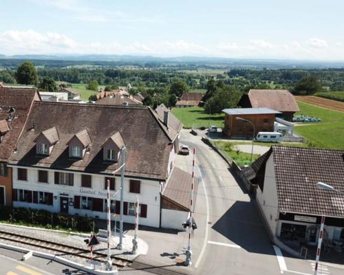 una vista aérea de una ciudad con una calle y edificios en Monteurzimmer - Worker's accommodation - ZIMMERzuVERMIETEN in Flumenthal Solothurn, en Flumenthal
