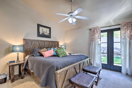 sypialnia z łóżkiem z wentylatorem sufitowym i oknem w obiekcie Provo Home about 4 Mi to Brigham Young University w mieście Provo