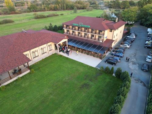an aerial view of a hotel with a parking lot at Hanul Lui Bogdan Economy INN in Făget