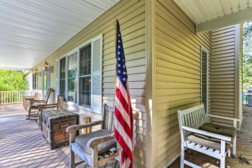 Μπαλκόνι ή βεράντα στο Pet-Friendly Grand Pine Bush Retreat on 2 Acres!
