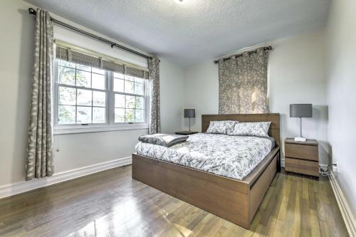 1 dormitorio con cama y ventana en New Haven Gem with Private Pool, Walk to Beach! en New Haven