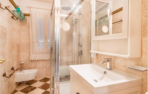 bagno con lavandino e doccia di Awesome Home In Camaiore With Kitchen a Camaiore