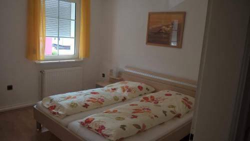 1 dormitorio con 2 camas y ventana en FeWo Neubert en Bad Kissingen