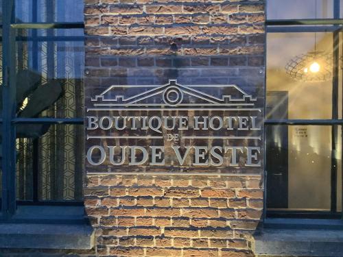 a sign on the side of a brick building at Boutique Hotel De Oude Veste in Hellevoetsluis
