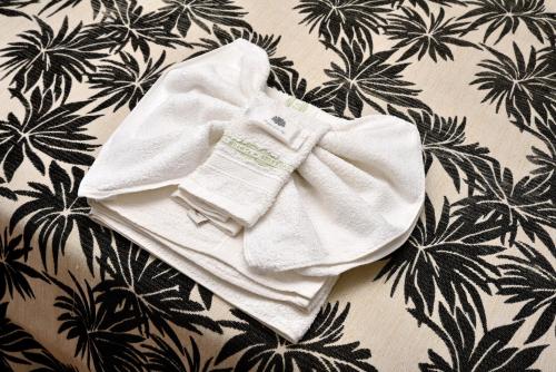 una pila de toallas blancas sentadas encima de una cama en Quinta da Seixeda, en Alijó