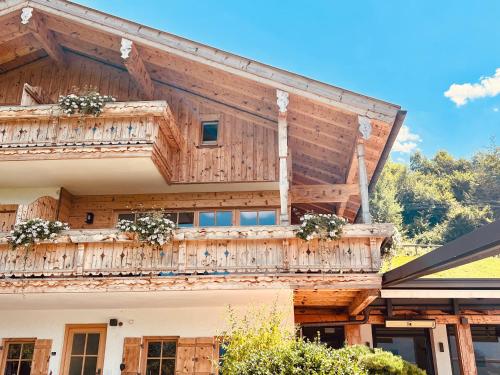 una casa con balcone fiorito di Salzbergalm a Berchtesgaden