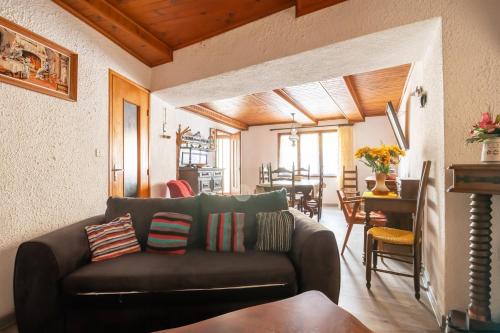 un salon avec un canapé et une salle à manger dans l'établissement Maison accueillante avec jardin à Albas, à Albas