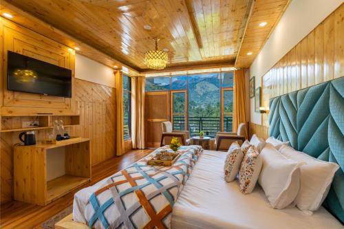 um quarto com uma cama grande num quarto em The 14 Gables, A Boutique Stay em Manali