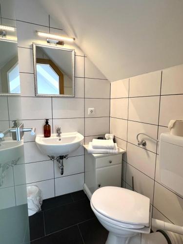 ParkstettenにあるReibersdorfer Hofのトイレと洗面台付きのバスルーム