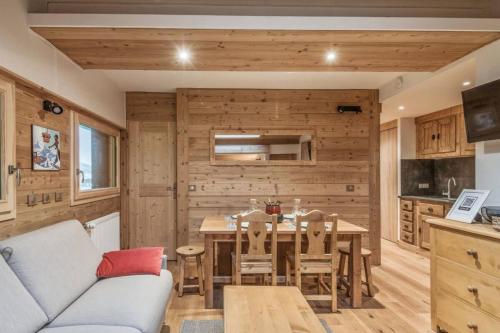- une cuisine et une salle à manger avec une table et un canapé dans l'établissement welcoming apartment with swimming pools near the Megève ski slopes, à Megève