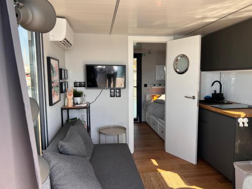 Apartamento pequeño con cocina y cama en Casas Flotantes - Boatvillage, en Ayamonte