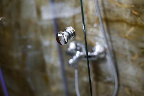 una ducha con perilla en la pared en Hotel Leda, en Sofía