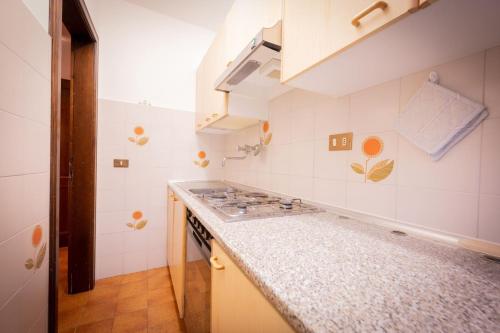 a kitchen with a stove and a counter top at Cesa Alpes 3 in Campitello di Fassa