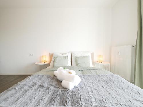 - une serviette blanche assise au-dessus d'un lit dans l'établissement Zentral, modern, gemütlich mit Balkon & Parkplatz, à Paderborn
