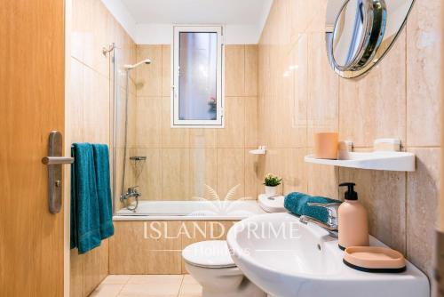 een badkamer met een wastafel, een toilet en een bad bij 4x Bedrooms Poolside Apartment in Amarilla Golf in San Miguel de Abona