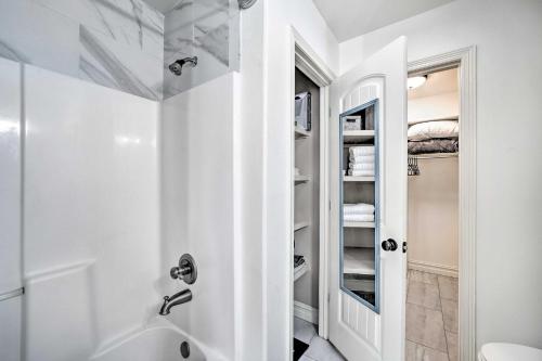 uma casa de banho branca com um chuveiro e um WC. em Claremore Getaway about 2 Mi to Historic District em Claremore