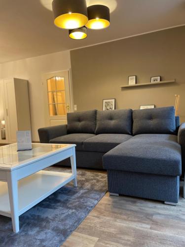 a living room with a couch and a coffee table at Ferienwohnung auf dem Sonnenhang in Bad Rothenfelde