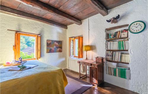 um quarto com uma cama e um relógio na parede em Cottage Ginestre em Arola