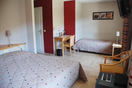 - une chambre avec un lit, une table et un bureau dans l'établissement Hotel De Franc Bois, à Chimay