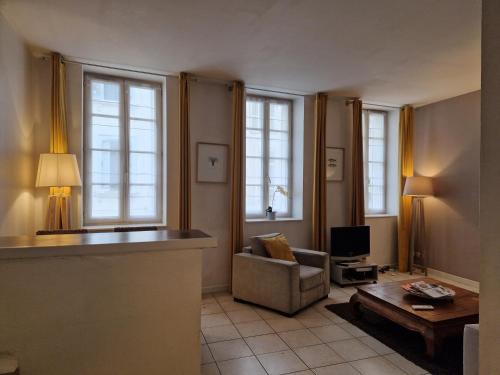 2 pièces dans le centre avec petite terrasse 3***