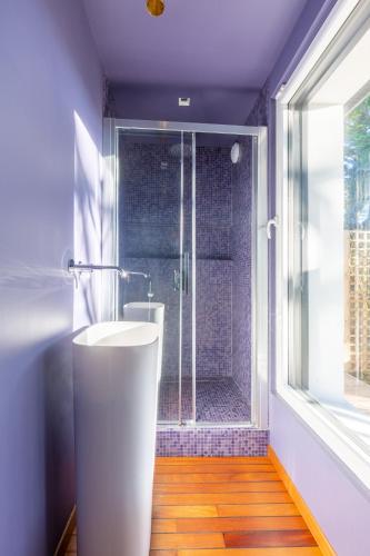 une salle de bain avec douche et baignoire blanche dans l'établissement La Merveilleuse, à Kerlaz