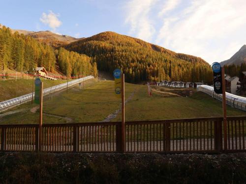 Les Orres 1800: appart 6 pers, pisc chauffée, sauna, départ skis aux pieds - FR-1-322-382