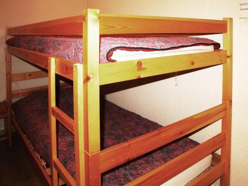 מיטה או מיטות קומותיים בחדר ב-Appartement Les Orres, 1 pièce, 4 personnes - FR-1-322-20
