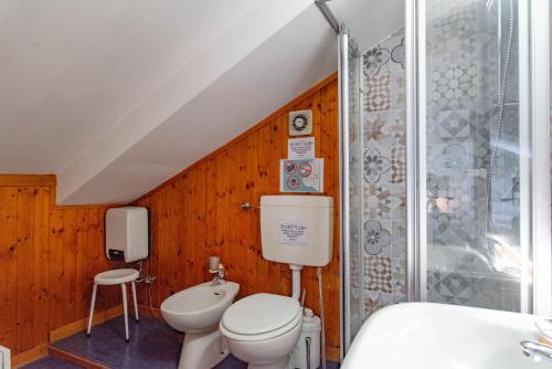 a bathroom with a toilet and a sink at Nella casa del pittore in Turin