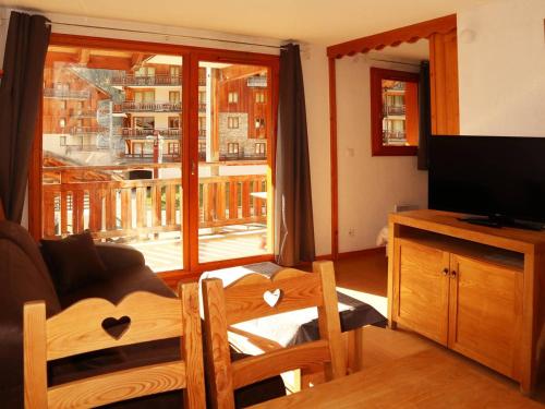 Appartement skis aux pieds avec piscine intérieure, proche services - FR-1-322-478