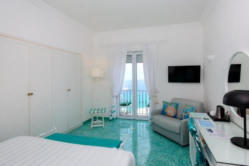 Μια τηλεόραση ή/και κέντρο ψυχαγωγίας στο Relais Maresca Luxury Small Hotel & Terrace Restaurant