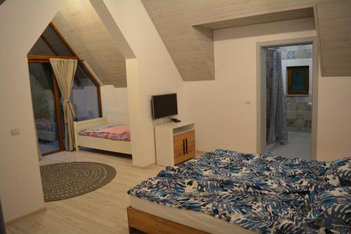Posteľ alebo postele v izbe v ubytovaní cabana din padure