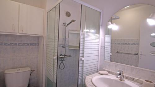 サント・マキシムにあるLe Grand Largeのバスルーム(シャワー、洗面台、トイレ付)