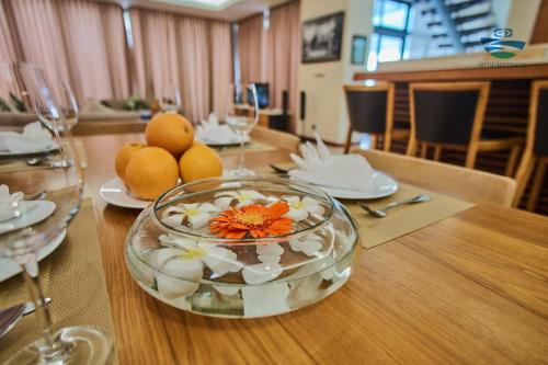 岘港Emblem Sea 4 Bedroom Villas的桌子上放着一个玻璃碗，碗里插着一朵花。