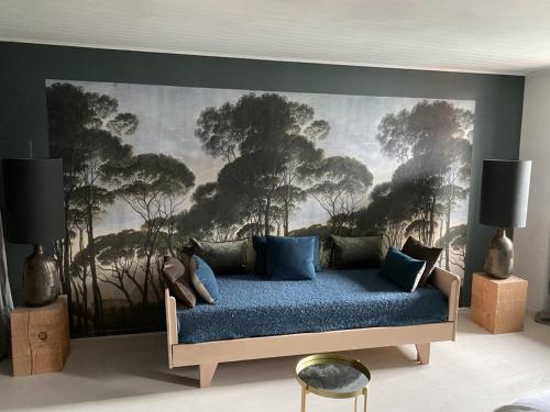 アヌシーにある"Un Lieu Unique" le Cozyのベッドルーム1室(壁に絵画が描かれた青いベッド1台付)