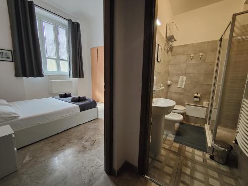 uma casa de banho com uma cama, um chuveiro e um lavatório. em Hostel Turin Metro Young em Turim