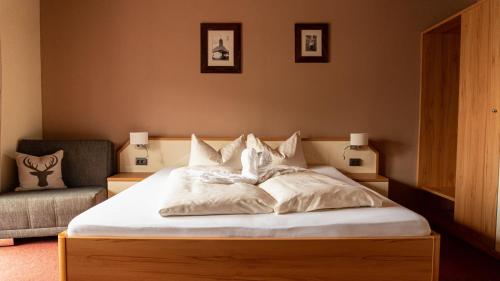 Кровать или кровати в номере Hotel "Haus am Berg"