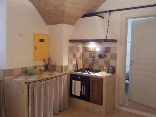 eine Küche mit Herd und Herd Oberer Backofen in der Unterkunft Appartamento Perugia Centro in Perugia