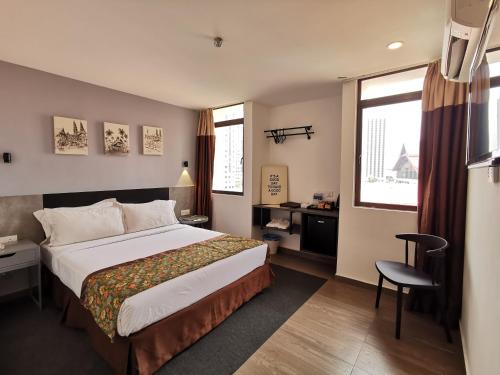 ein Hotelzimmer mit einem Bett, einem Schreibtisch und einem Fenster in der Unterkunft Leo Palace New Wing, WTC Kuala Lumpur in Kuala Lumpur