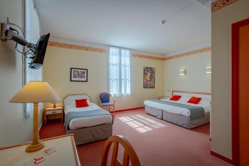 Cette chambre comprend deux lits et un bureau avec une lampe. dans l'établissement Hôtel Miléade Le Domaine de la Blairie - Saumur, à Saint-Martin-de-la-Place