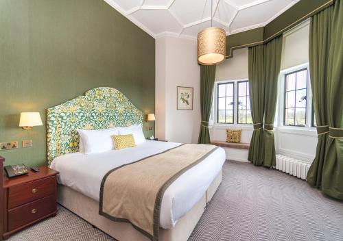 Cama o camas de una habitación en The Elvetham Hotel
