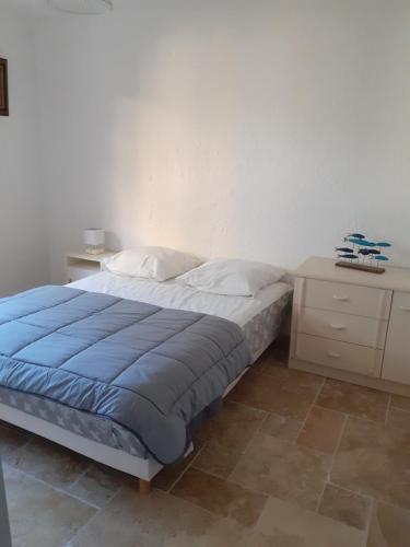 - une chambre avec un lit et une commode dans l'établissement RESIDENCE PORTO DI MAR CAVALAIRE, à Cavalaire-sur-Mer