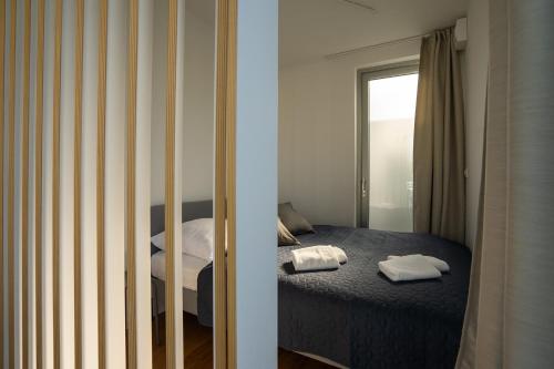 - une chambre avec un lit et un miroir avec des serviettes dans l'établissement Sundeck botel - party boat, à Bratislava
