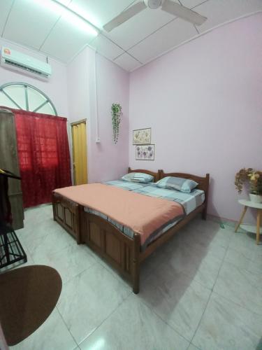 En eller flere senger på et rom på Kito's Homestay PASIR TUMBOH - 3 bedroom
