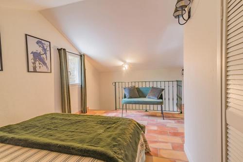 1 dormitorio con 1 cama y 1 silla azul en Mazet Magnan, Rustic Luxury in Provence, en Piolenc