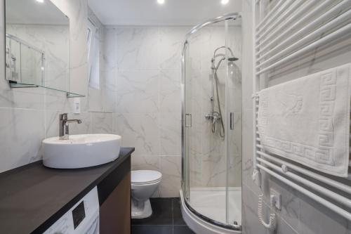 La salle de bains est pourvue d'un lavabo, d'une douche et de toilettes. dans l'établissement KL31- Quality Apartments, Best Location. By BQA, à Budapest